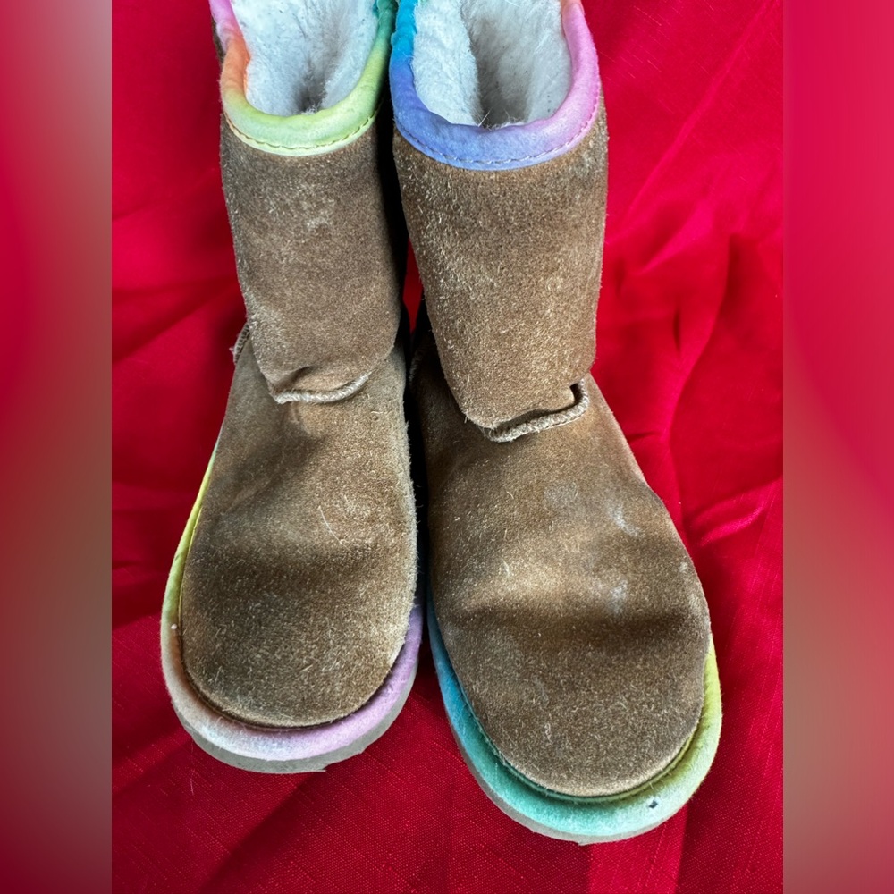 GENUINE UGG RAINBOW AUSTRALIA CLASSIC SHORT SHEARING LINED BOOT  YOUTH SIZE 3